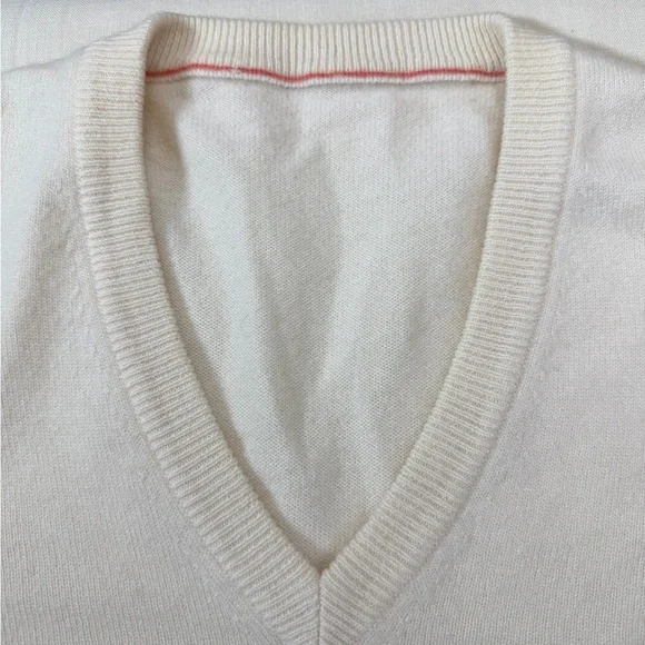 Men's Cream 100% Cashmere V-Neck Sweater, Size Large. - Picture 3 of 12